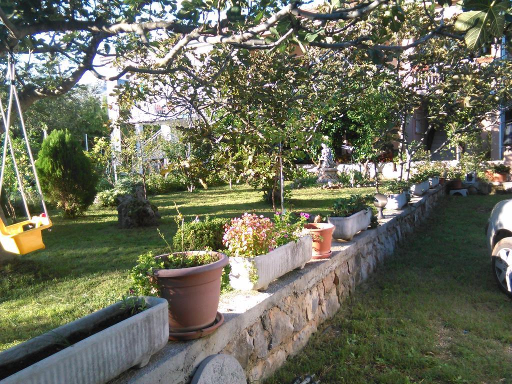 Apartments Lana Starigrad Paklenica Exterior photo
