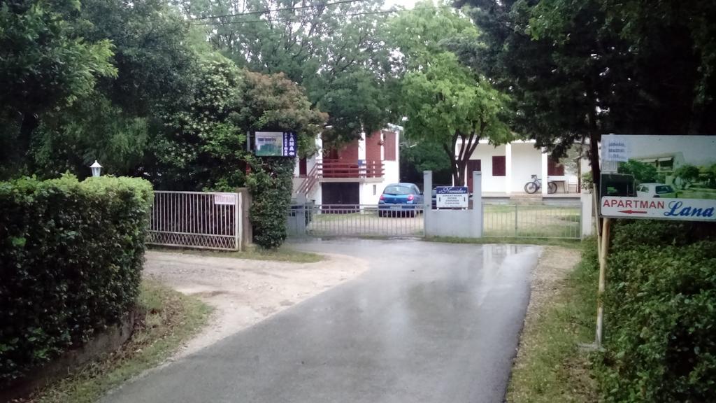 Apartments Lana Starigrad Paklenica Exterior photo